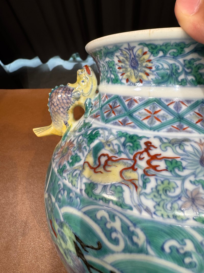 清康熙 斗彩海水瑞兽龙凤纹摩羯鱼耳尊 - 图7