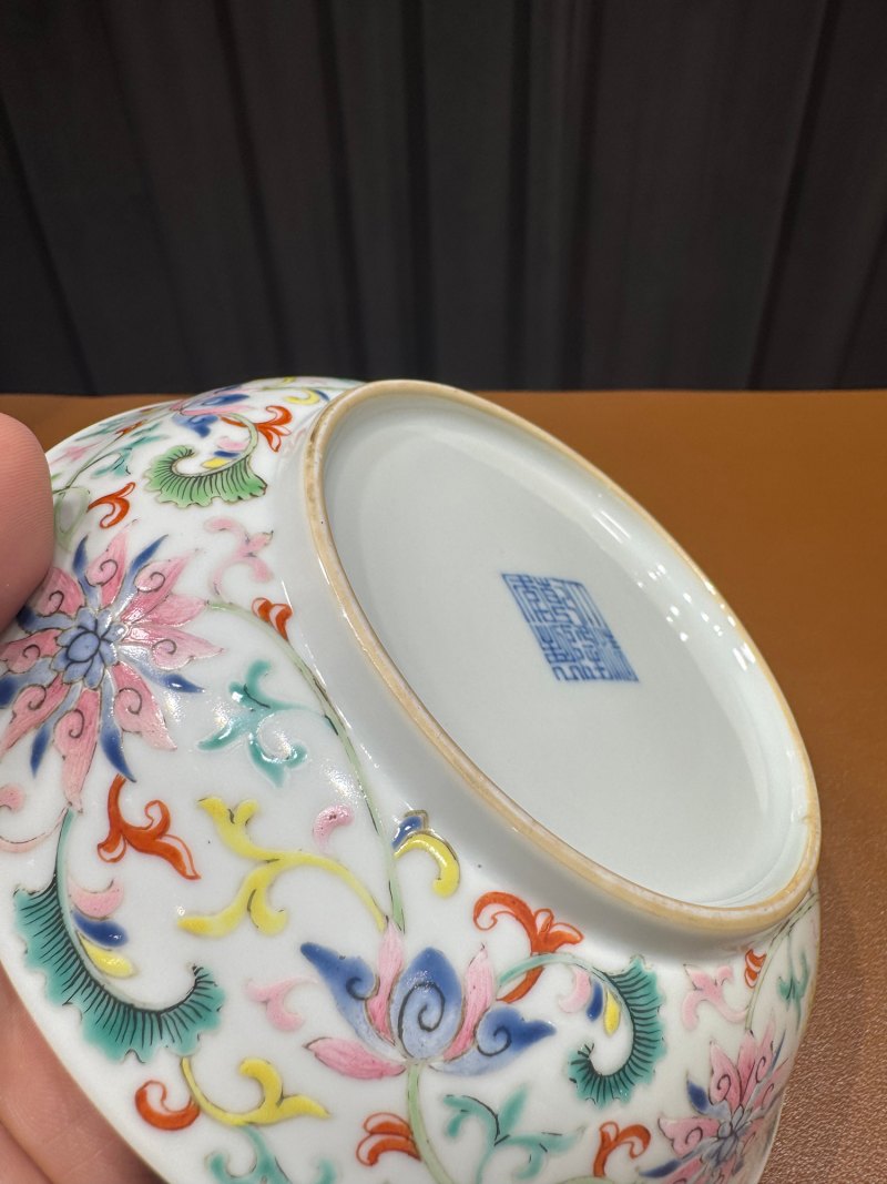 清乾隆 外粉彩缠枝莲纹内五福盘一对 - 图10