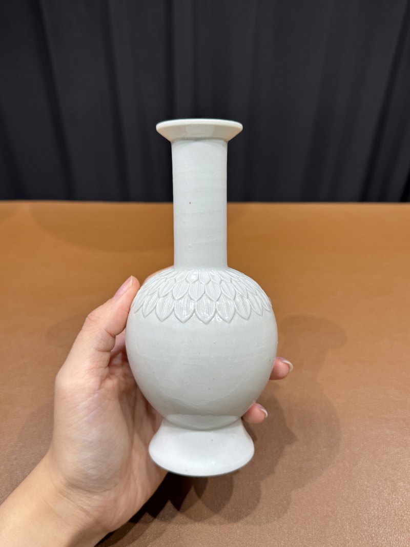 明 白瓷菊花胆瓶 - 图6