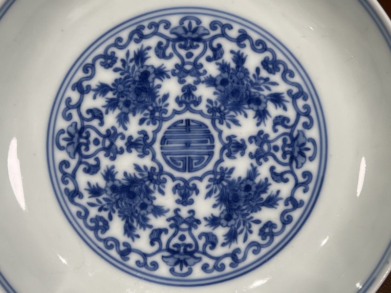 清雍正 青花簇菊捧寿纹盘一对 - 图5