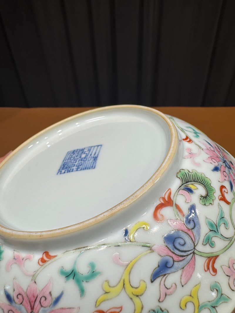 清乾隆 外粉彩缠枝莲纹内五福盘一对 - 图11
