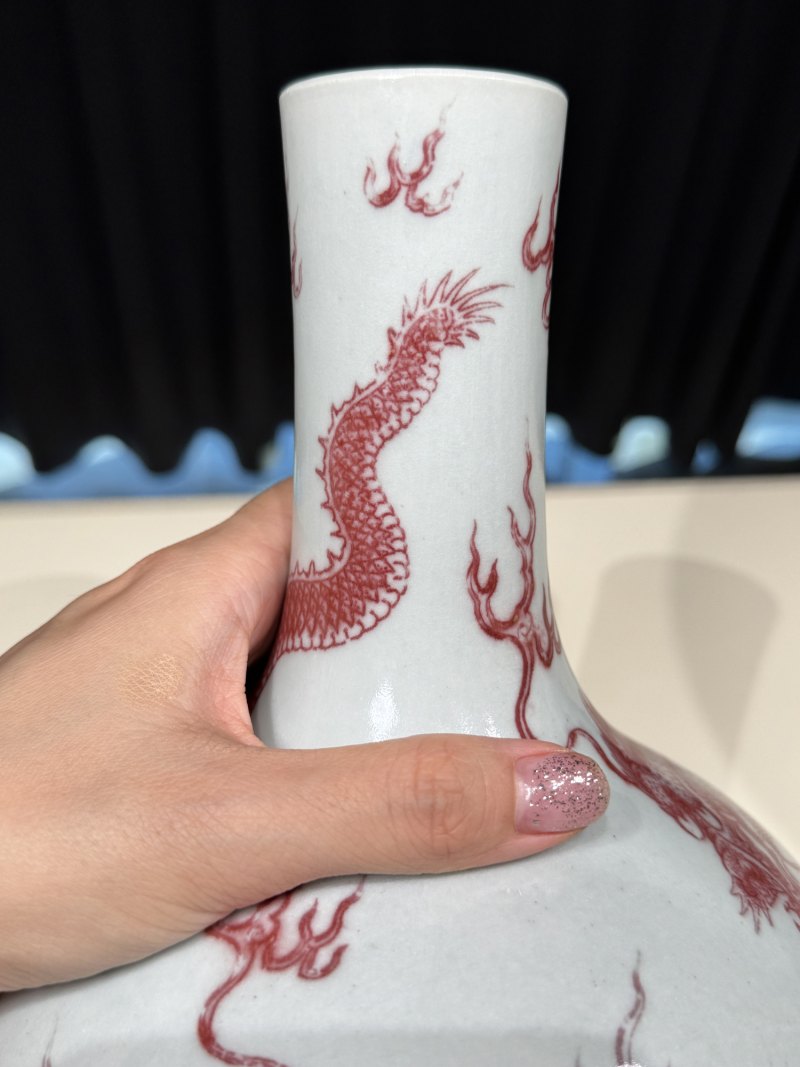 清乾隆 釉里红海水云龙纹小天球瓶 - 图13