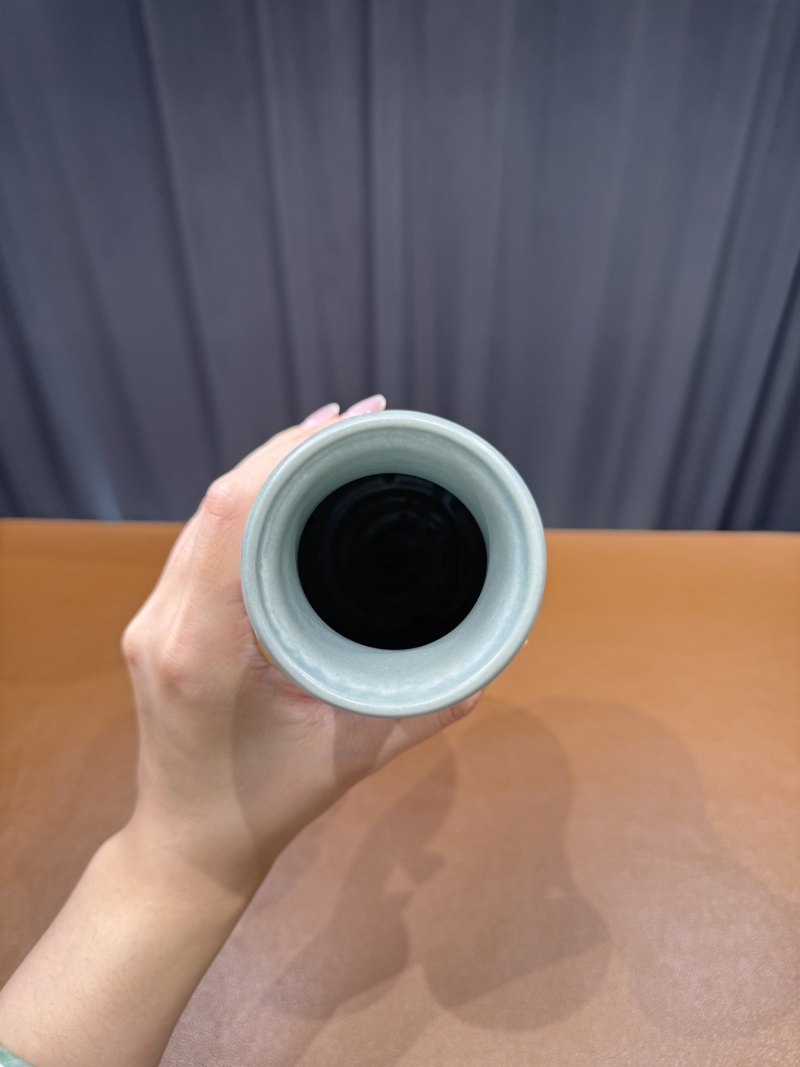明 龙泉窑官釉胆瓶 - 图6