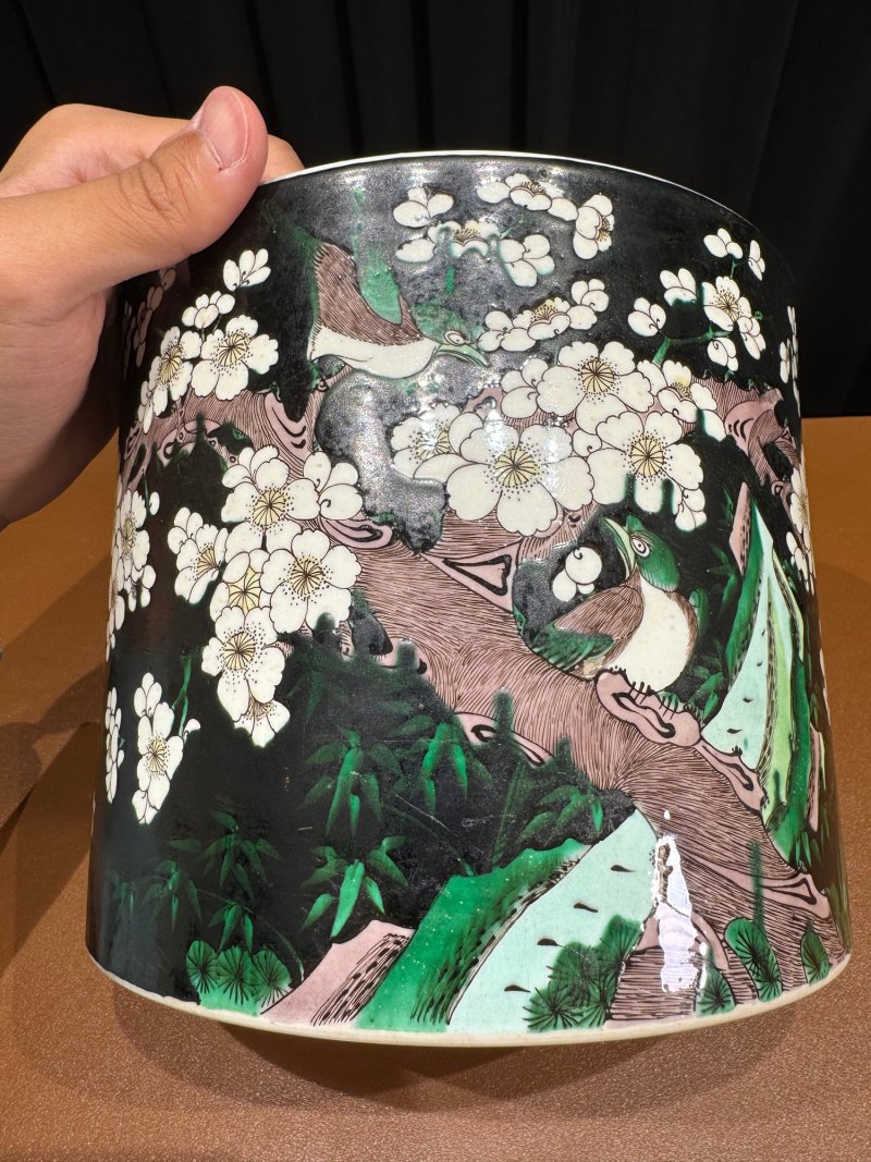 清晚期 仿康熙墨地素三彩喜鹊登梅笔筒 - 图5
