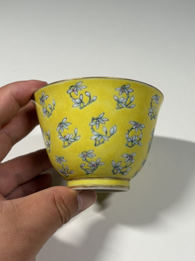清同治 明黄地粉彩玉兰花纹杯 - 图3