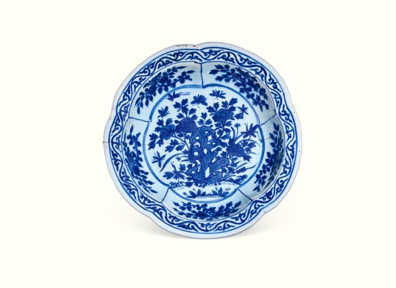 明万历 青花花蝶纹花口洗 - 图2