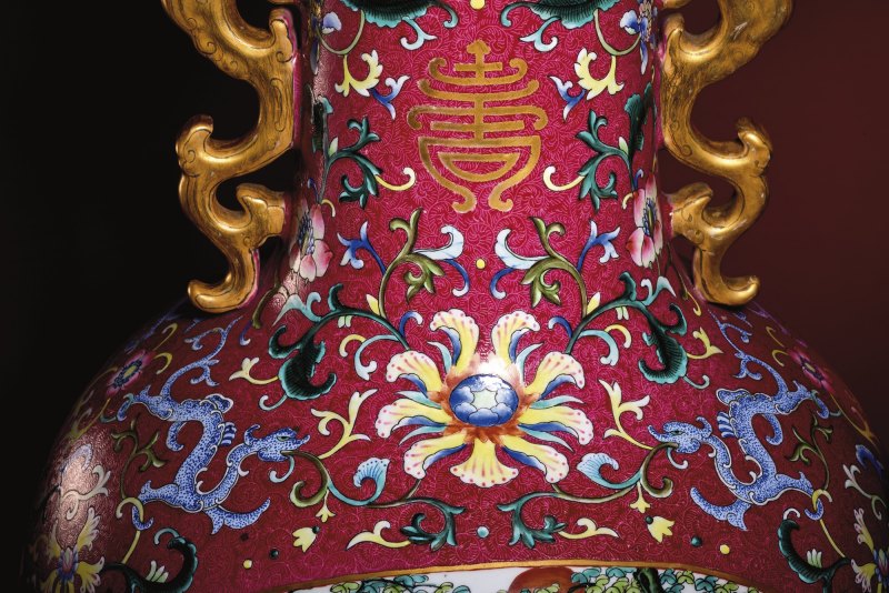 清乾隆 洋彩胭脂红地轧道开光五伦图夔龙耳大瓶 - 图10