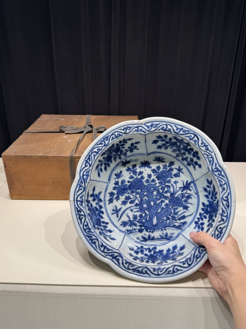 明万历 青花花蝶纹花口洗 - 图4