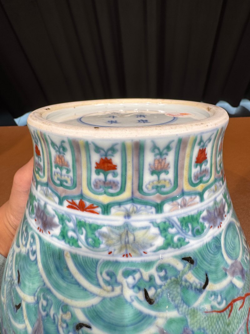 清康熙 斗彩海水瑞兽龙凤纹摩羯鱼耳尊 - 图11