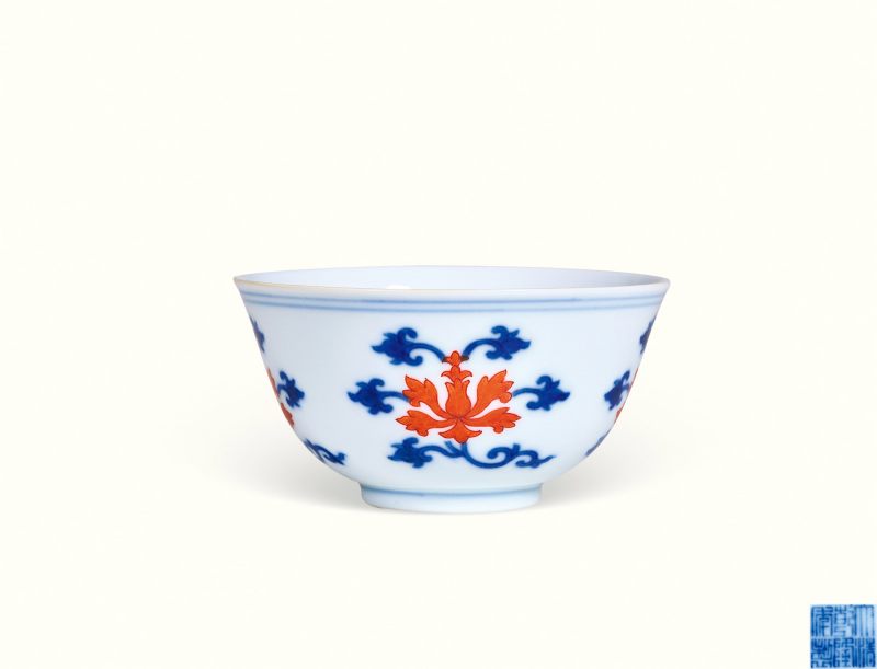 清乾隆 青花矾红莲纹杯 - 图1