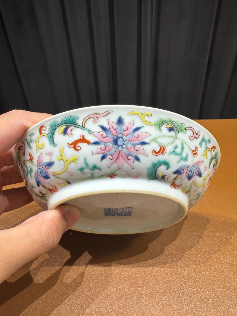清乾隆 外粉彩缠枝莲纹内五福盘一对 - 图14