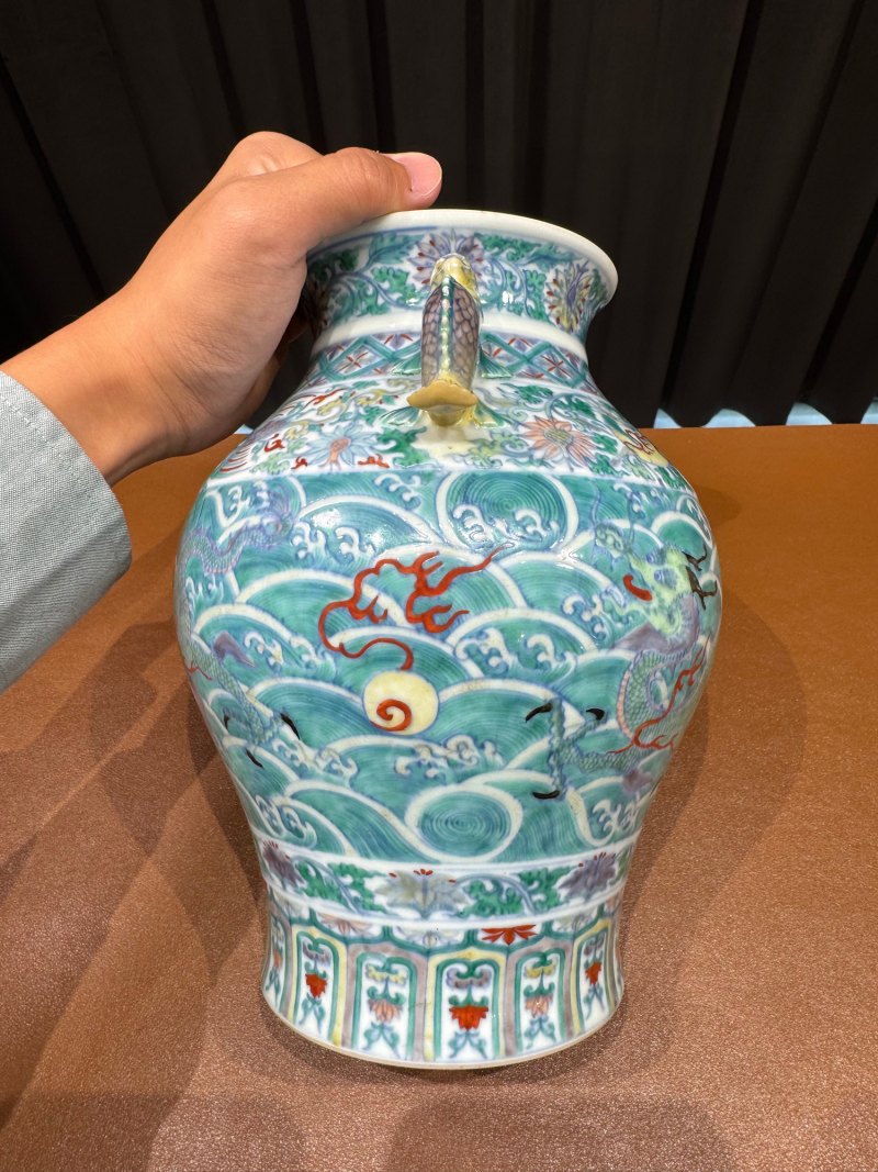 清康熙 斗彩海水瑞兽龙凤纹摩羯鱼耳尊 - 图3
