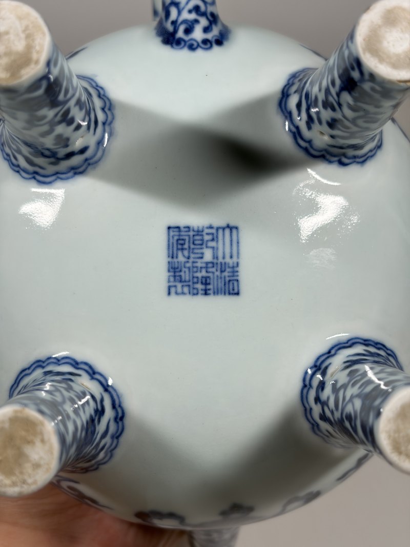 清乾隆 青花莲托八吉祥纹盉壶 - 图13