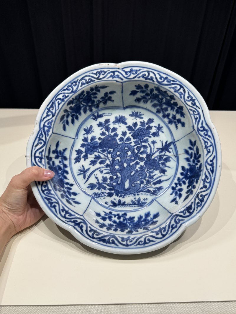 明万历 青花花蝶纹花口洗 - 图5