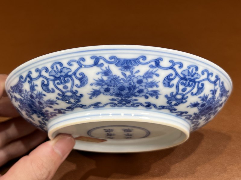 清雍正 青花簇菊捧寿纹盘一对 - 图9
