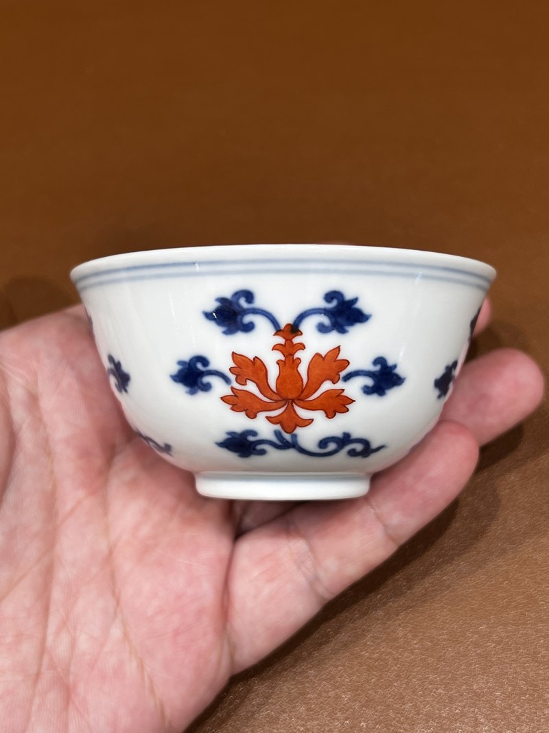 清乾隆 青花矾红莲纹杯 - 图2