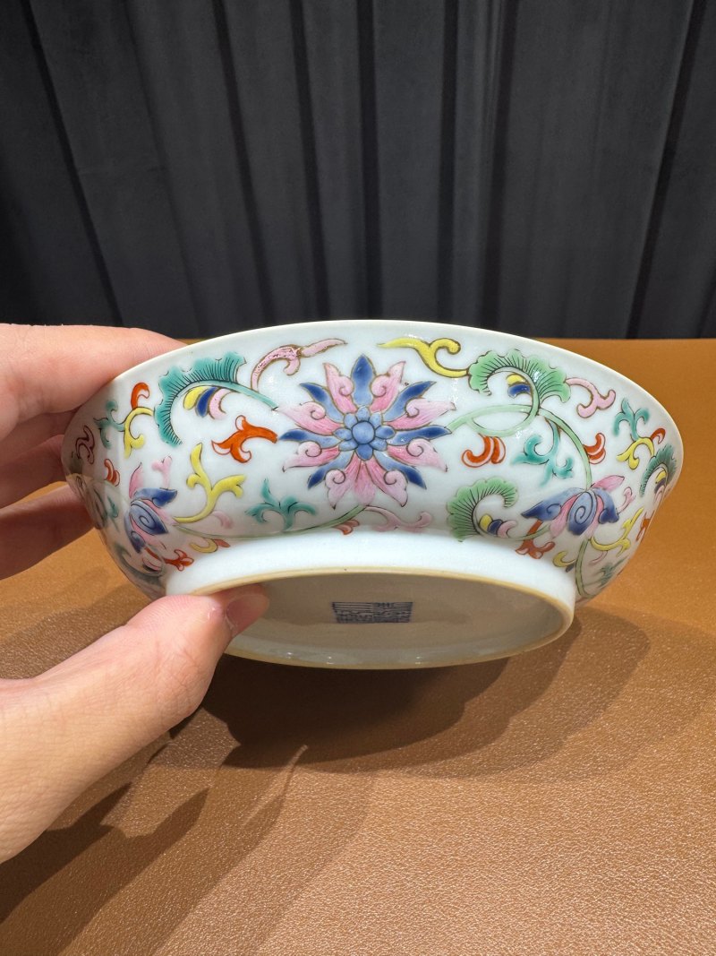 清乾隆 外粉彩缠枝莲纹内五福盘一对 - 图15