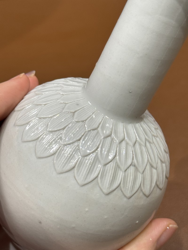 明 白瓷菊花胆瓶 - 图11