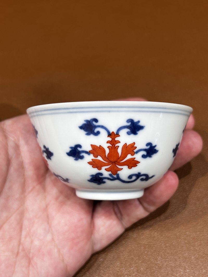 清乾隆 青花矾红莲纹杯 - 图3