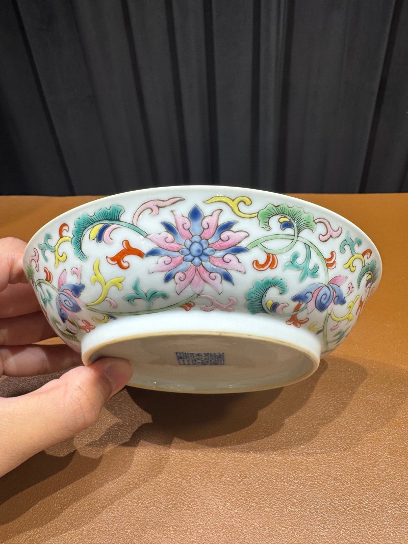 清乾隆 外粉彩缠枝莲纹内五福盘一对 - 图16