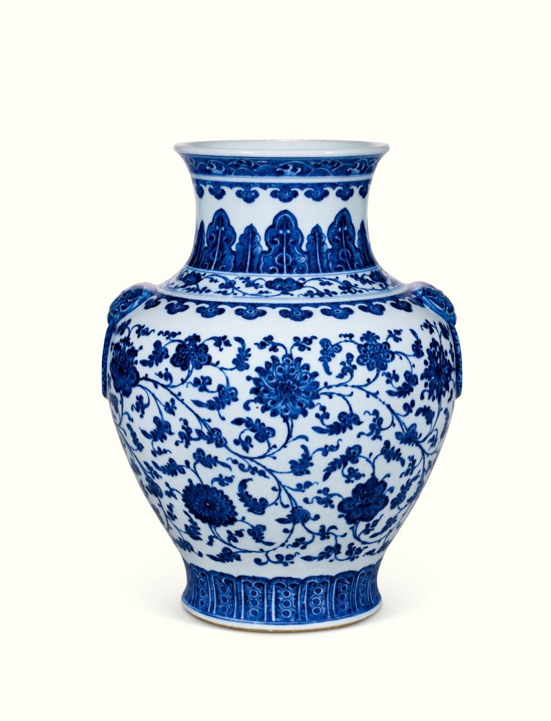 清雍正-乾隆 青花缠枝花卉纹铺首尊