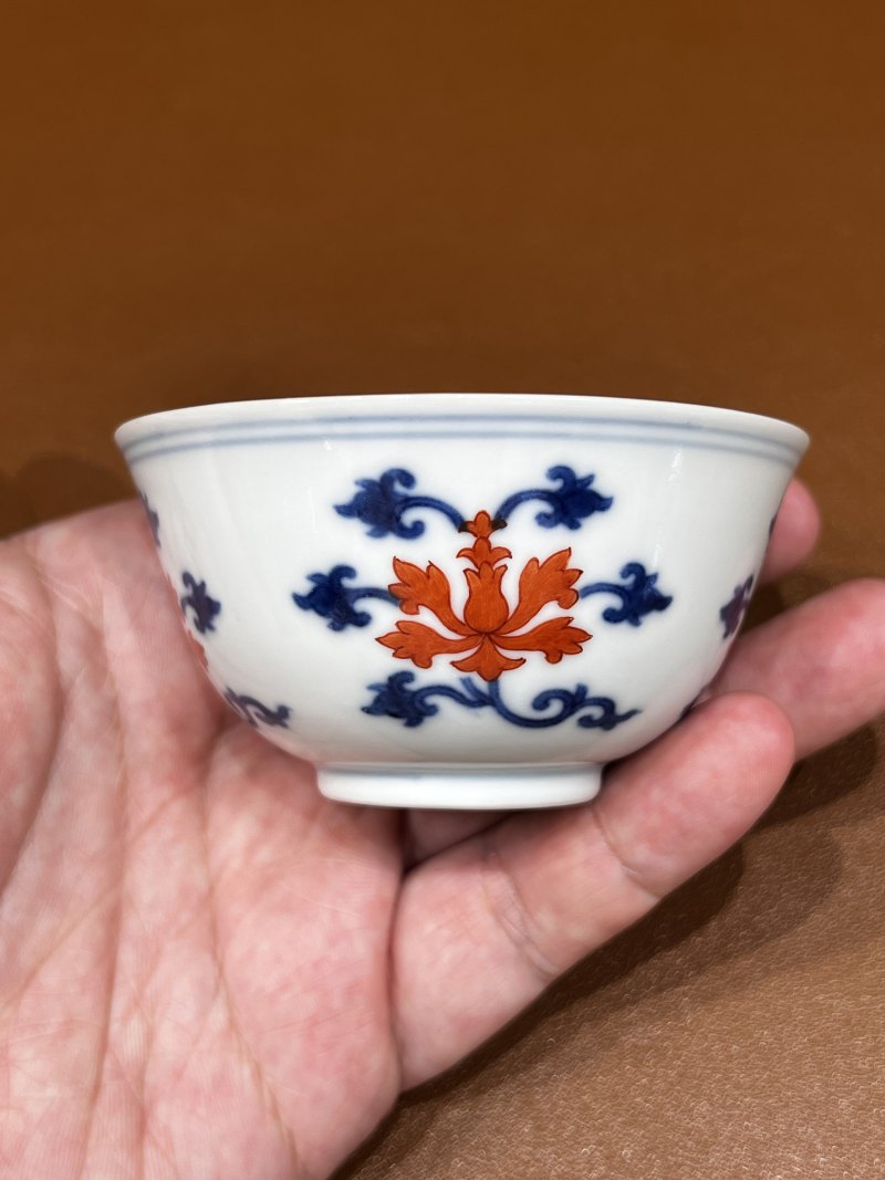清乾隆 青花矾红莲纹杯 - 图4