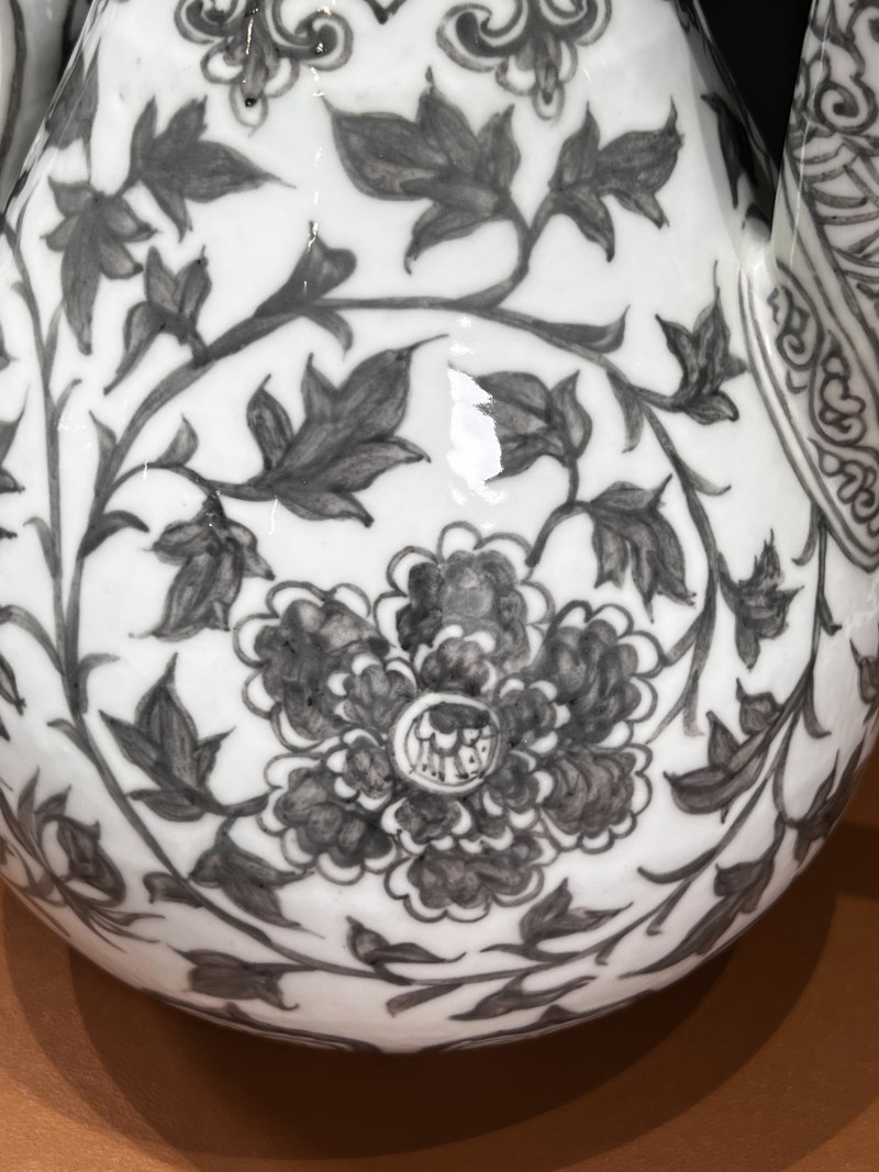 明洪武 釉里红缠枝花卉纹执壶 - 图8