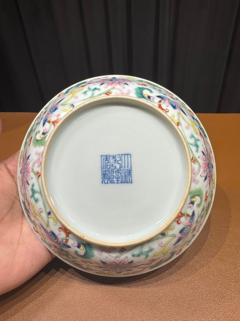 清乾隆 外粉彩缠枝莲纹内五福盘一对 - 图17