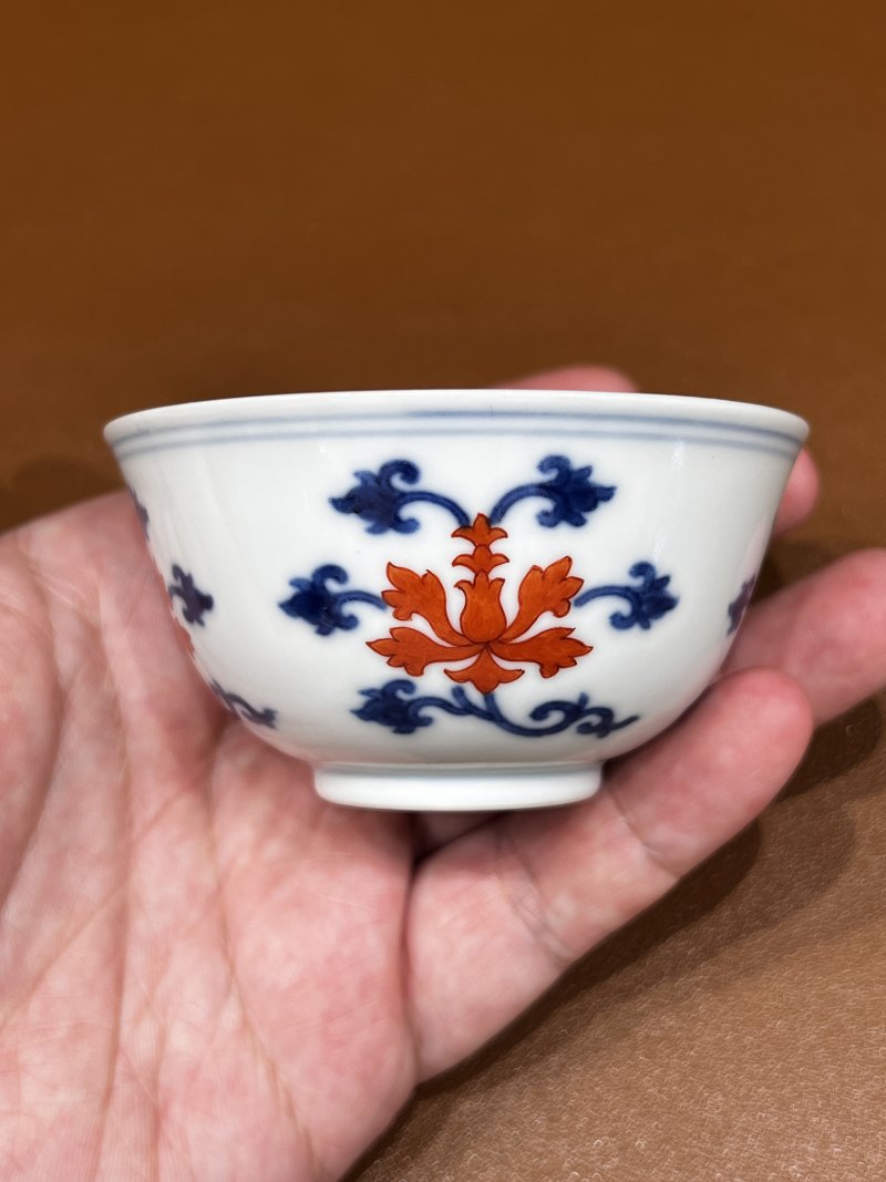 清乾隆 青花矾红莲纹杯 - 图5