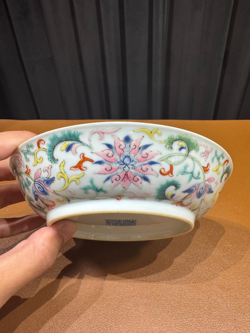 清乾隆 外粉彩缠枝莲纹内五福盘一对 - 图6