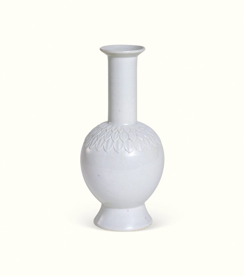 明 白瓷菊花胆瓶 - 图1