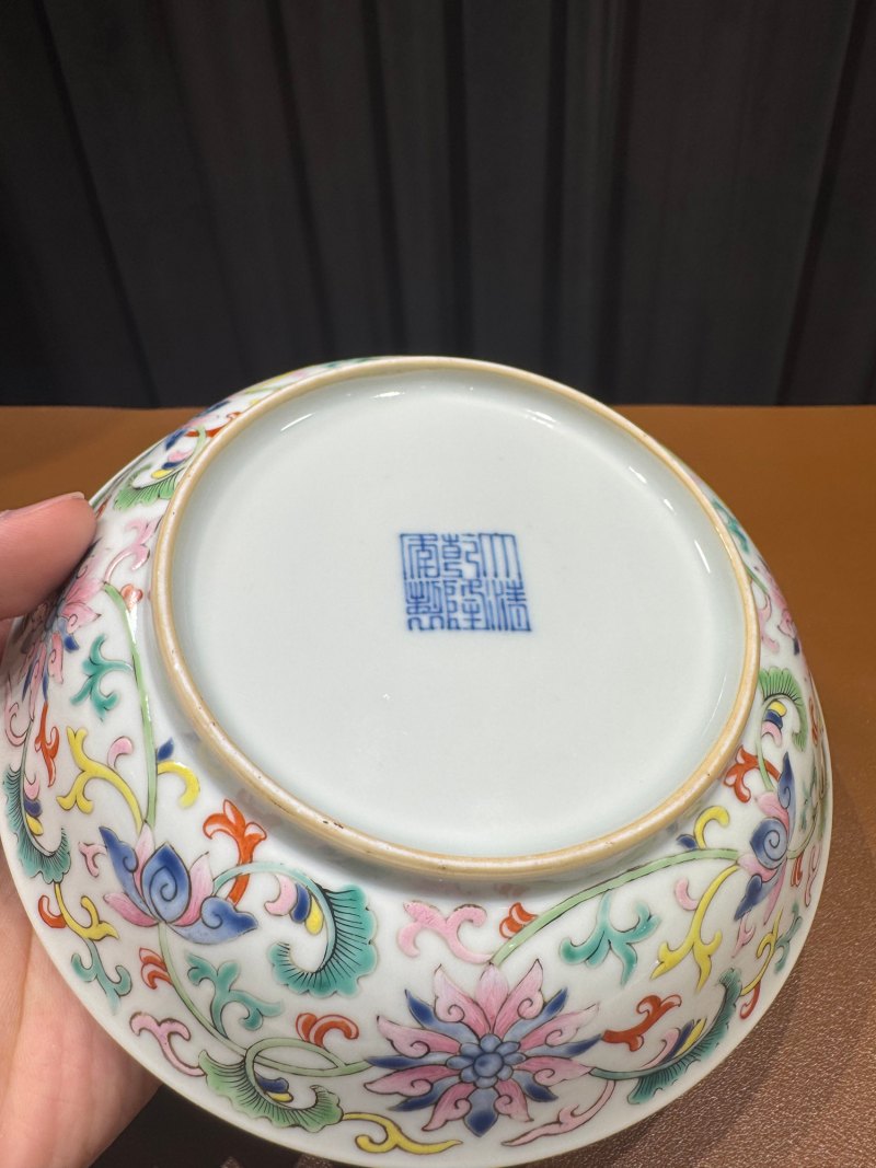 清乾隆 外粉彩缠枝莲纹内五福盘一对 - 图18