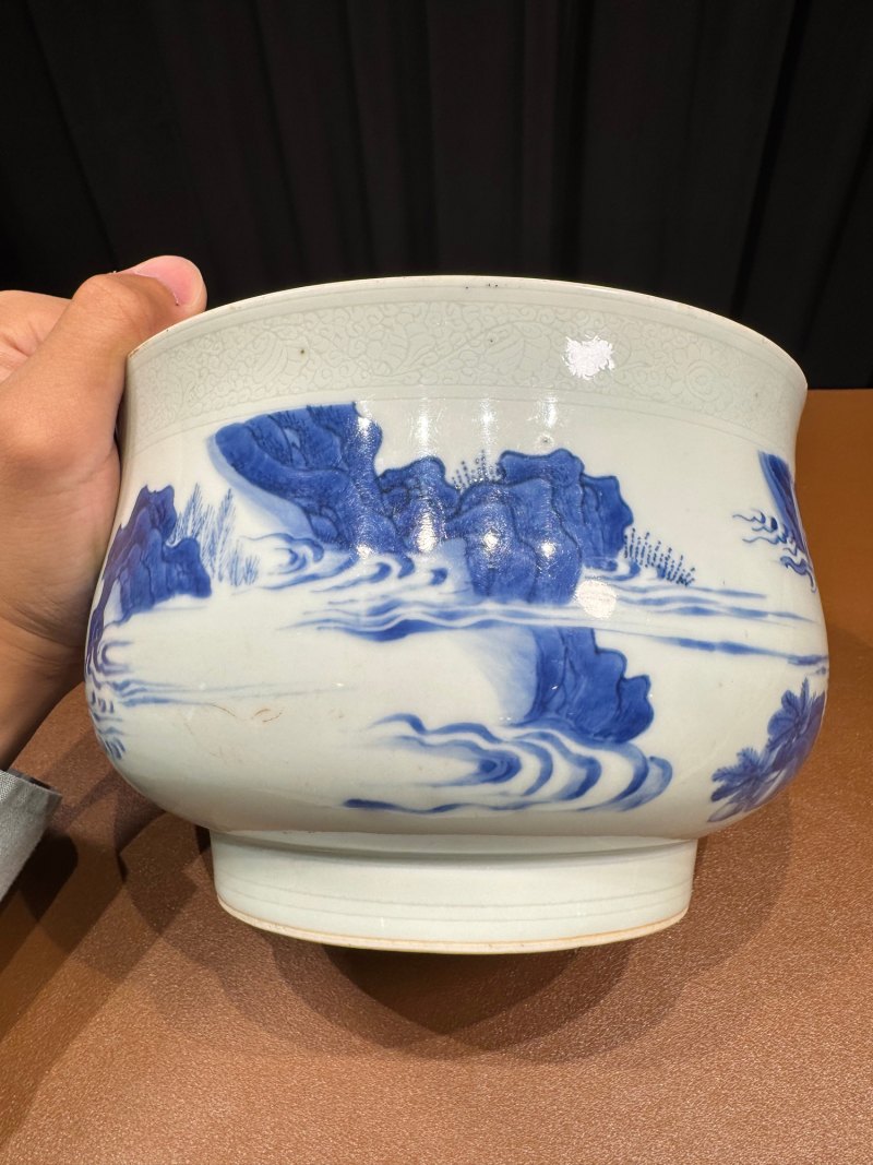 明崇祯 青花罗汉颂经图炉 - 图5