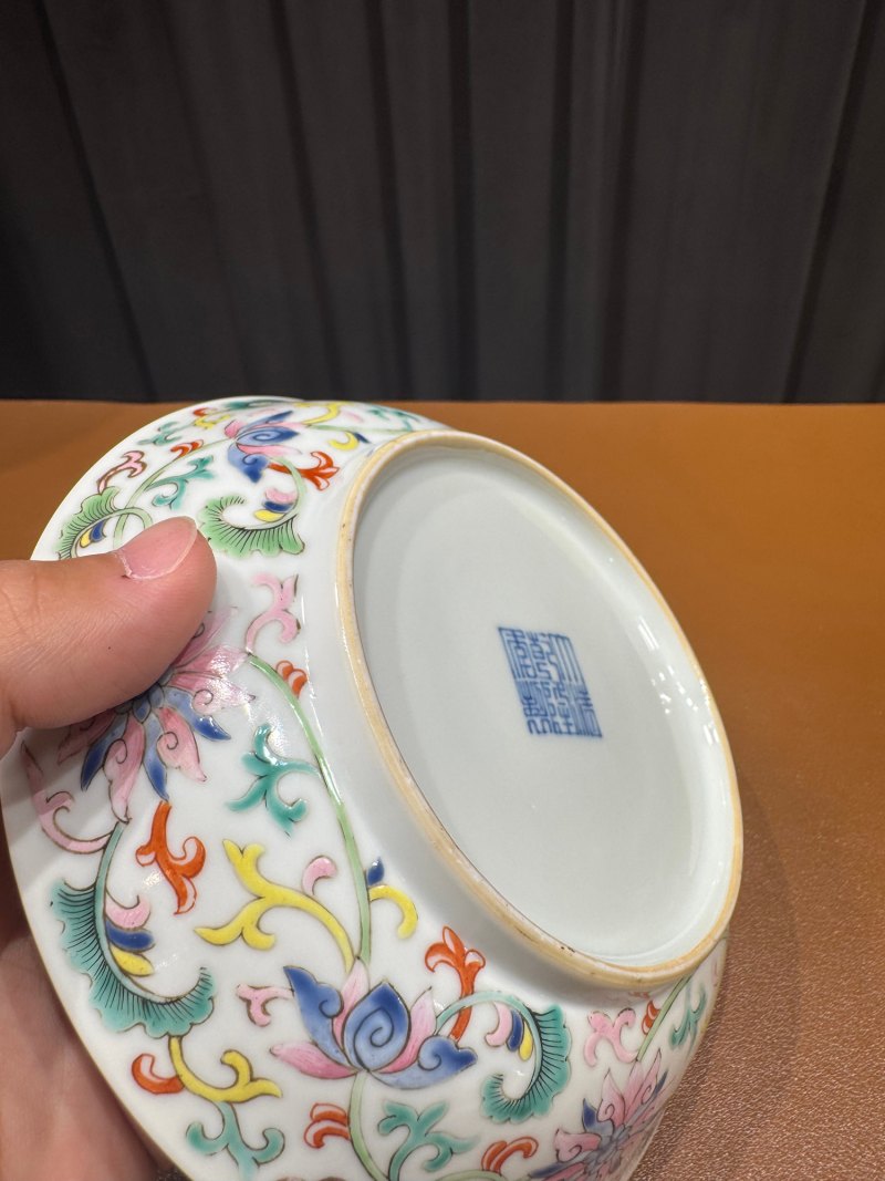 清乾隆 外粉彩缠枝莲纹内五福盘一对 - 图19