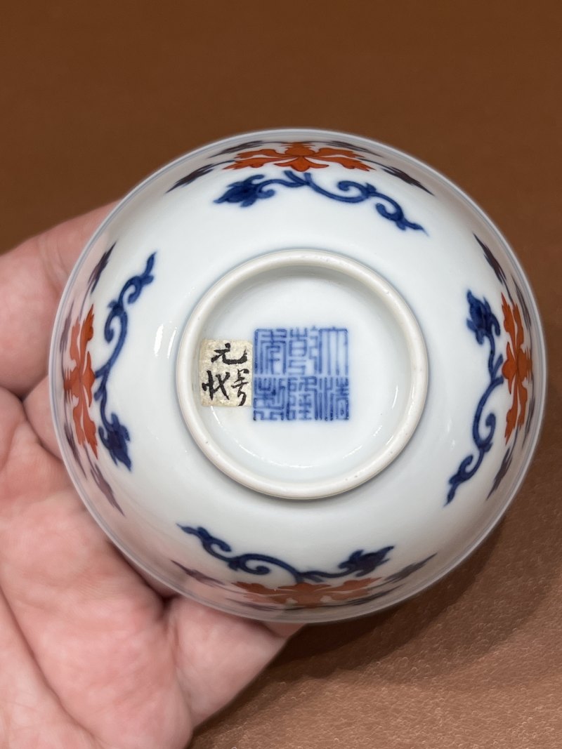 清乾隆 青花矾红莲纹杯 - 图7