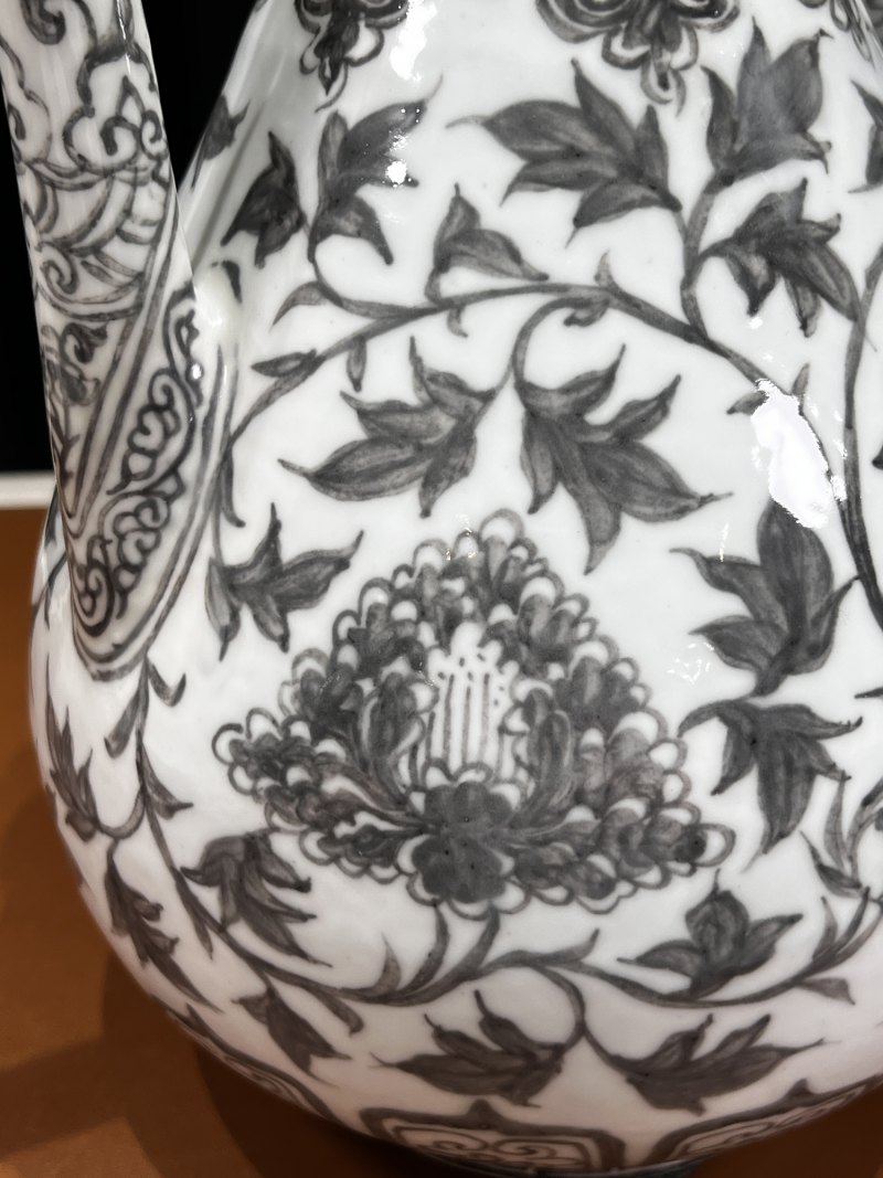明洪武 釉里红缠枝花卉纹执壶 - 图11