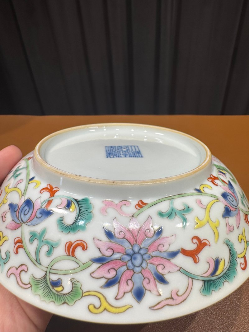 清乾隆 外粉彩缠枝莲纹内五福盘一对 - 图20