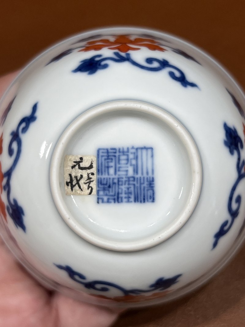 清乾隆 青花矾红莲纹杯 - 图8