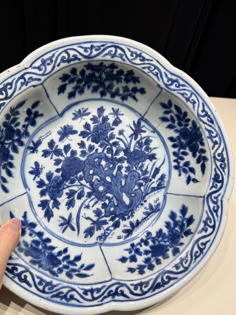 明万历 青花花蝶纹花口洗 - 图10