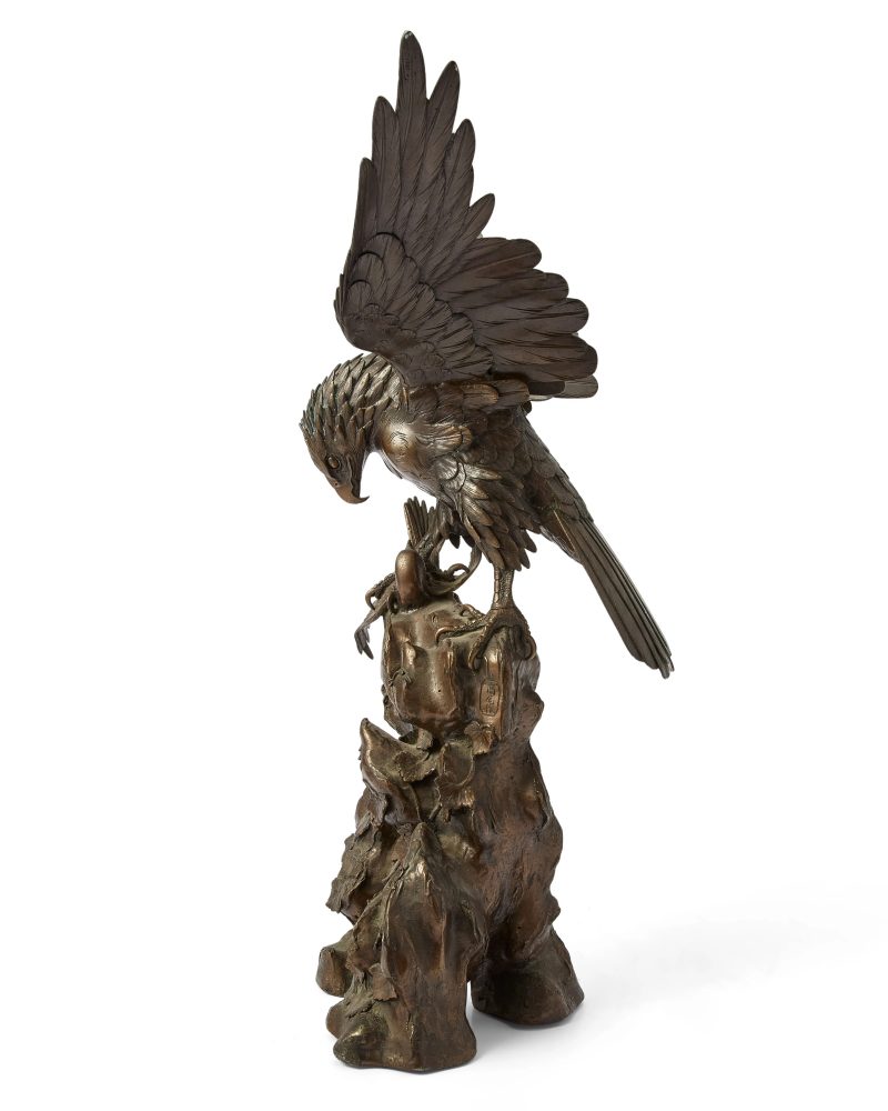 A Japanese bronze 'hawk' okimono - 图2