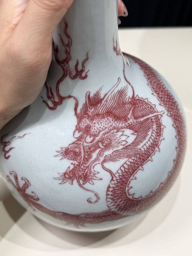 清乾隆 釉里红海水云龙纹小天球瓶 - 图14