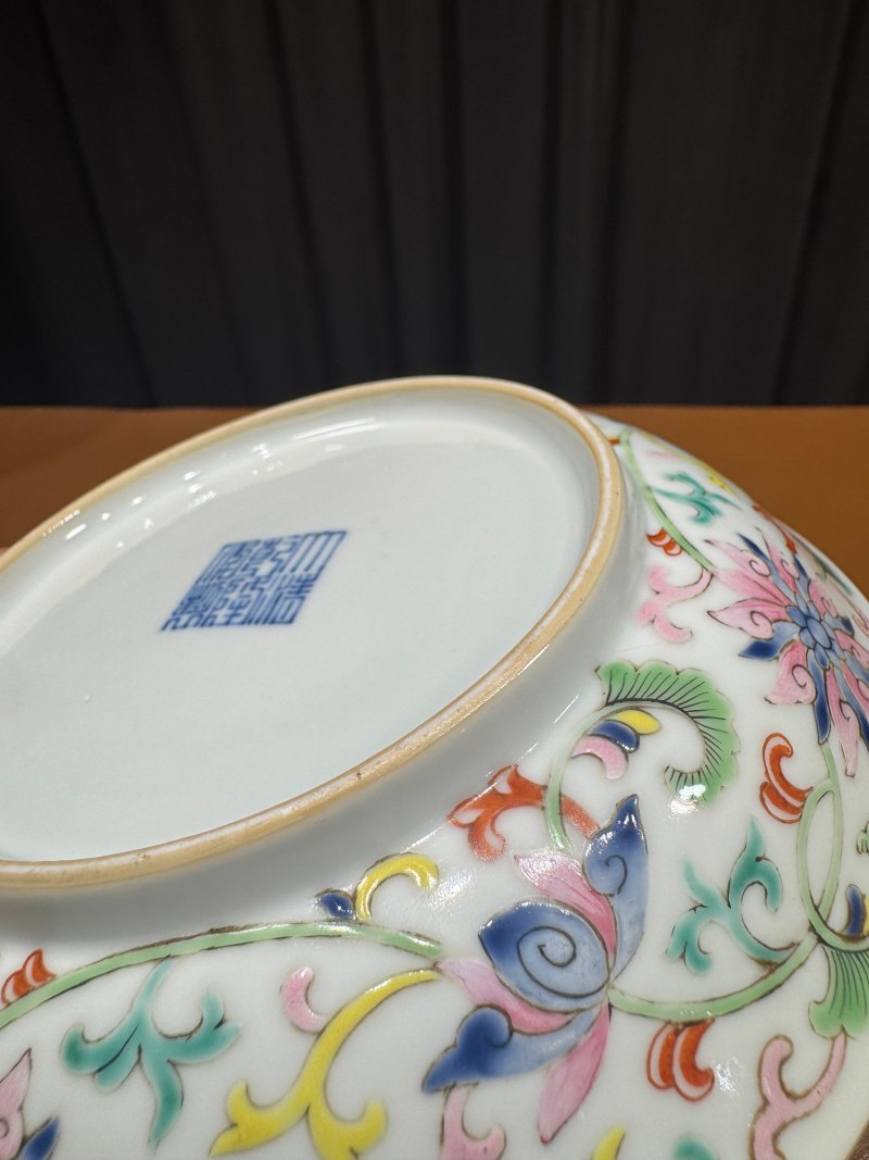 清乾隆 外粉彩缠枝莲纹内五福盘一对 - 图21