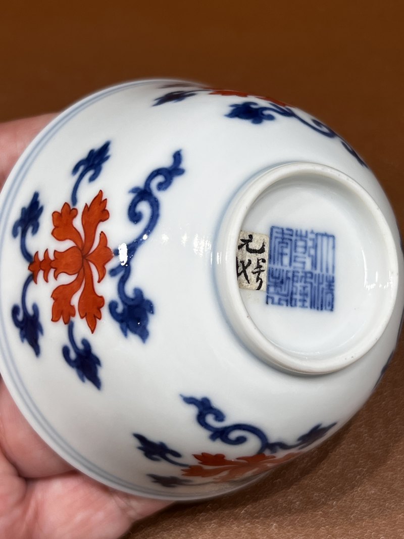 清乾隆 青花矾红莲纹杯 - 图9