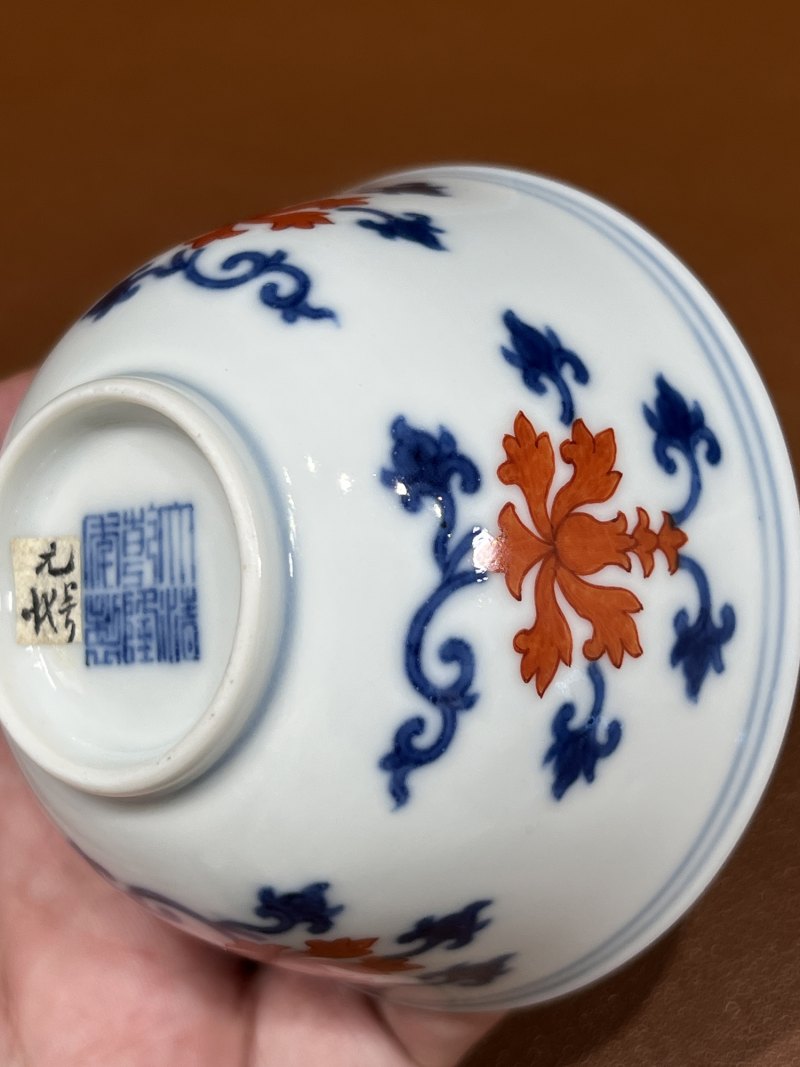 清乾隆 青花矾红莲纹杯 - 图10
