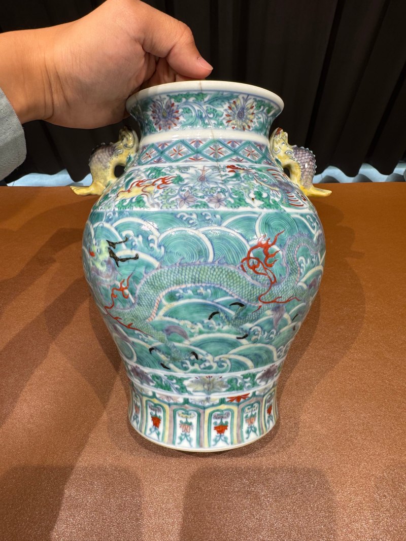 清康熙 斗彩海水瑞兽龙凤纹摩羯鱼耳尊 - 图4