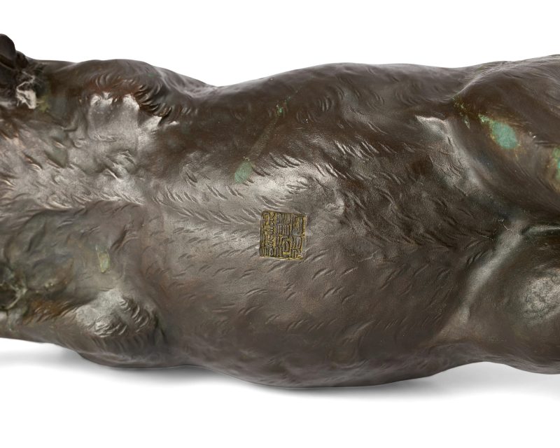 A Japanese bronze okimono of a boar - 图2