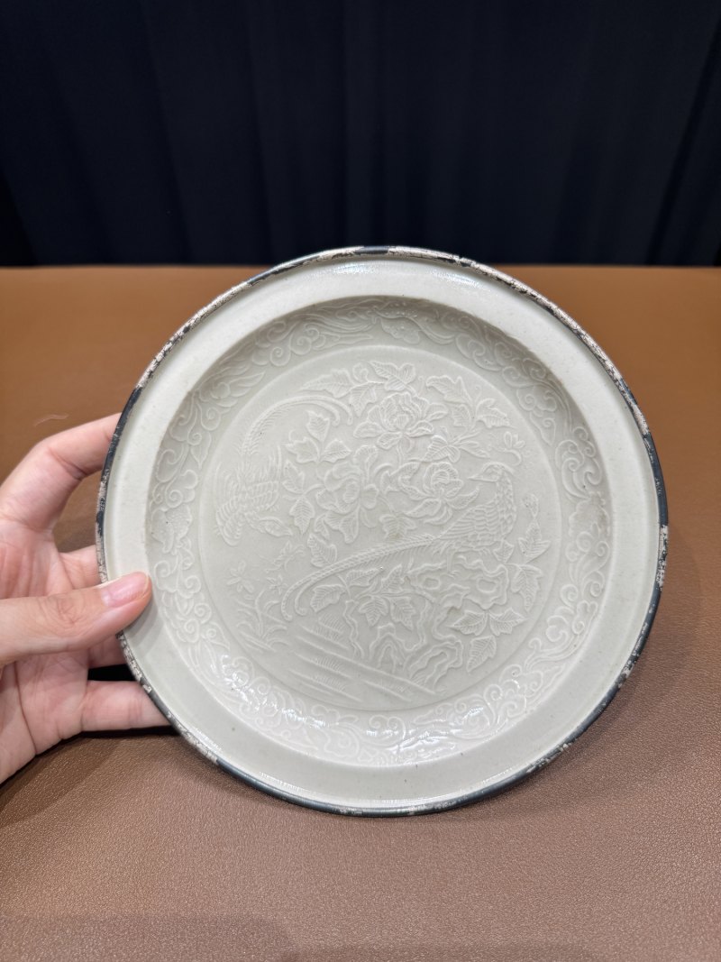 明 定窑印花缠枝花纹花口盘 - 图2