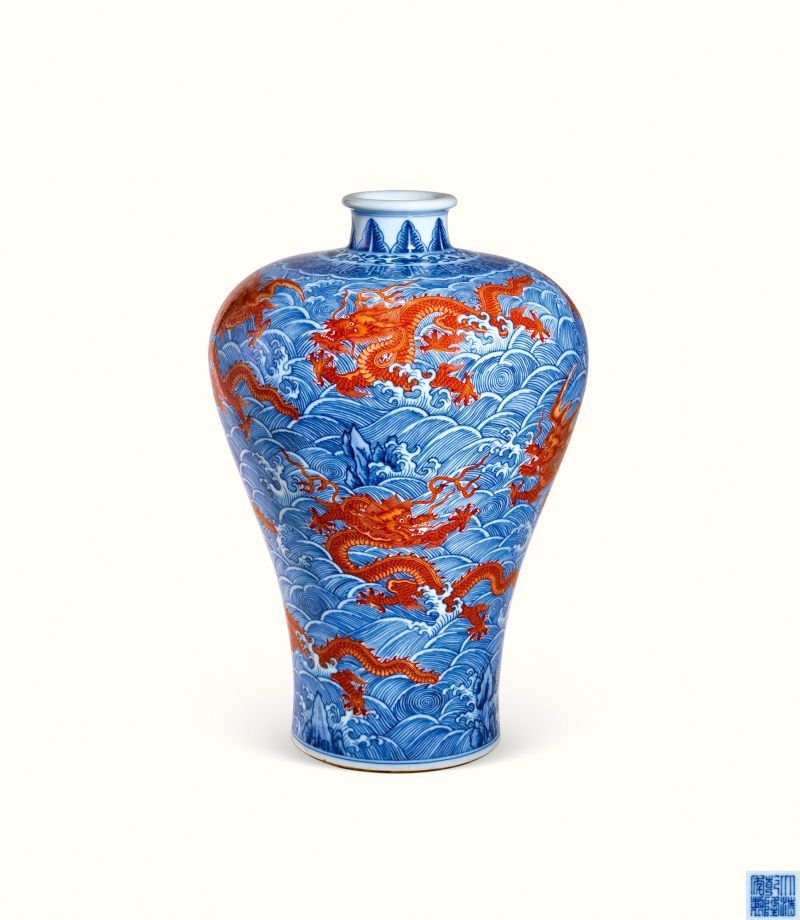 清乾隆 青花矾红海水九龙纹大梅瓶