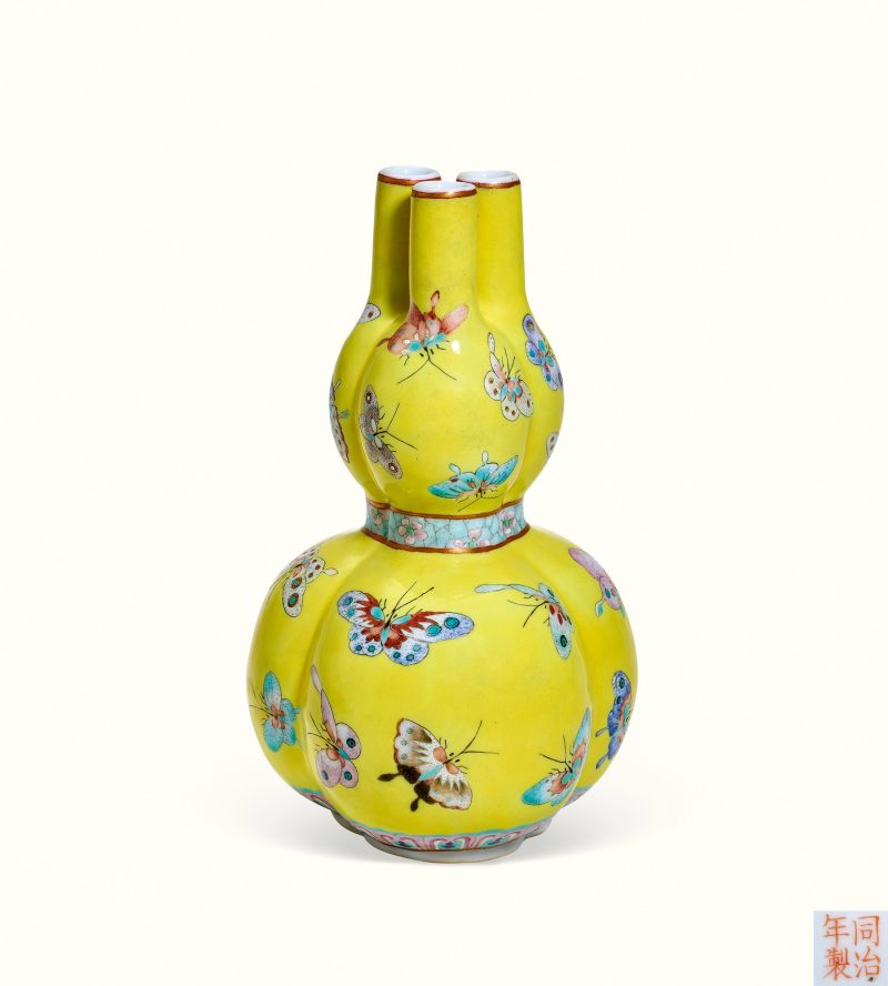 清同治 黄地粉彩百蝶纹三孔葫芦瓶 - 图1
