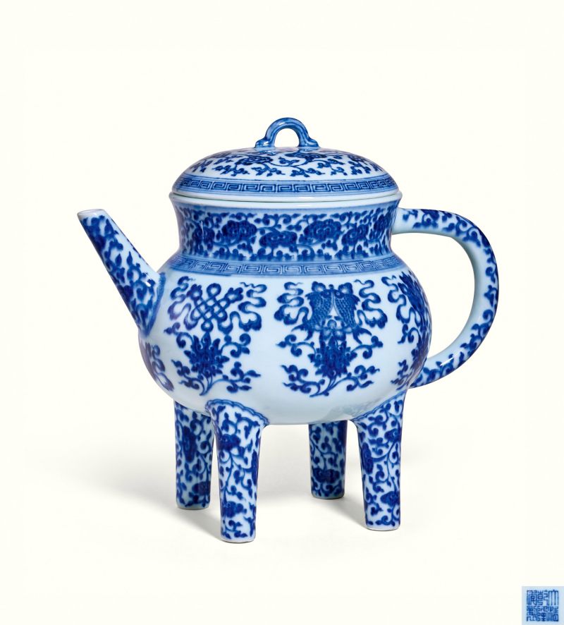 清乾隆 青花莲托八吉祥纹盉壶 - 图1